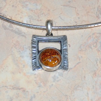 СРЕБЪРЕН МЕДАЛЬОН С АХАТ